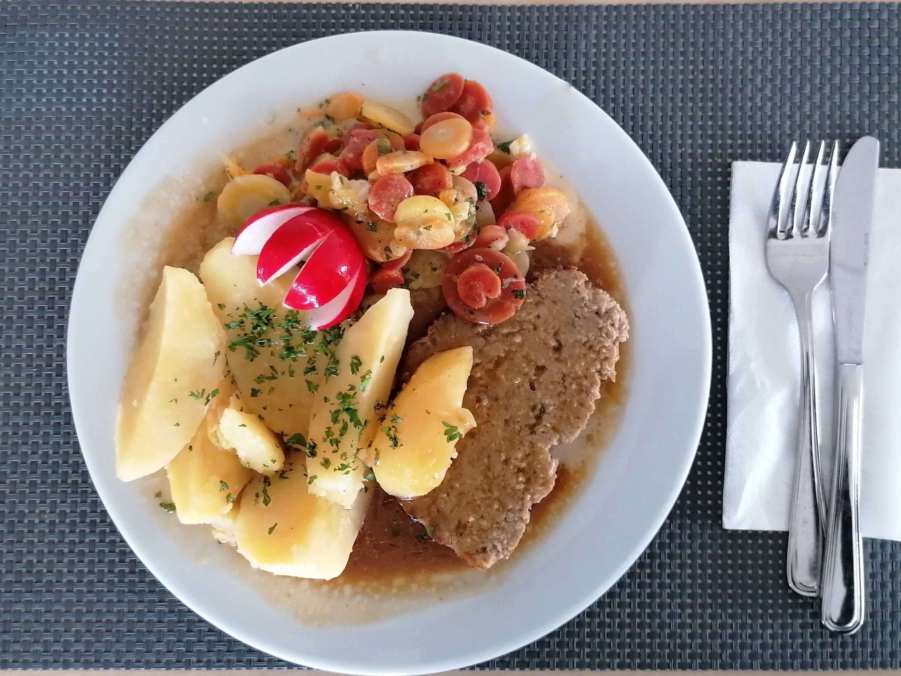 Hackbraten mit Kartoffeln und Möhrengemüse