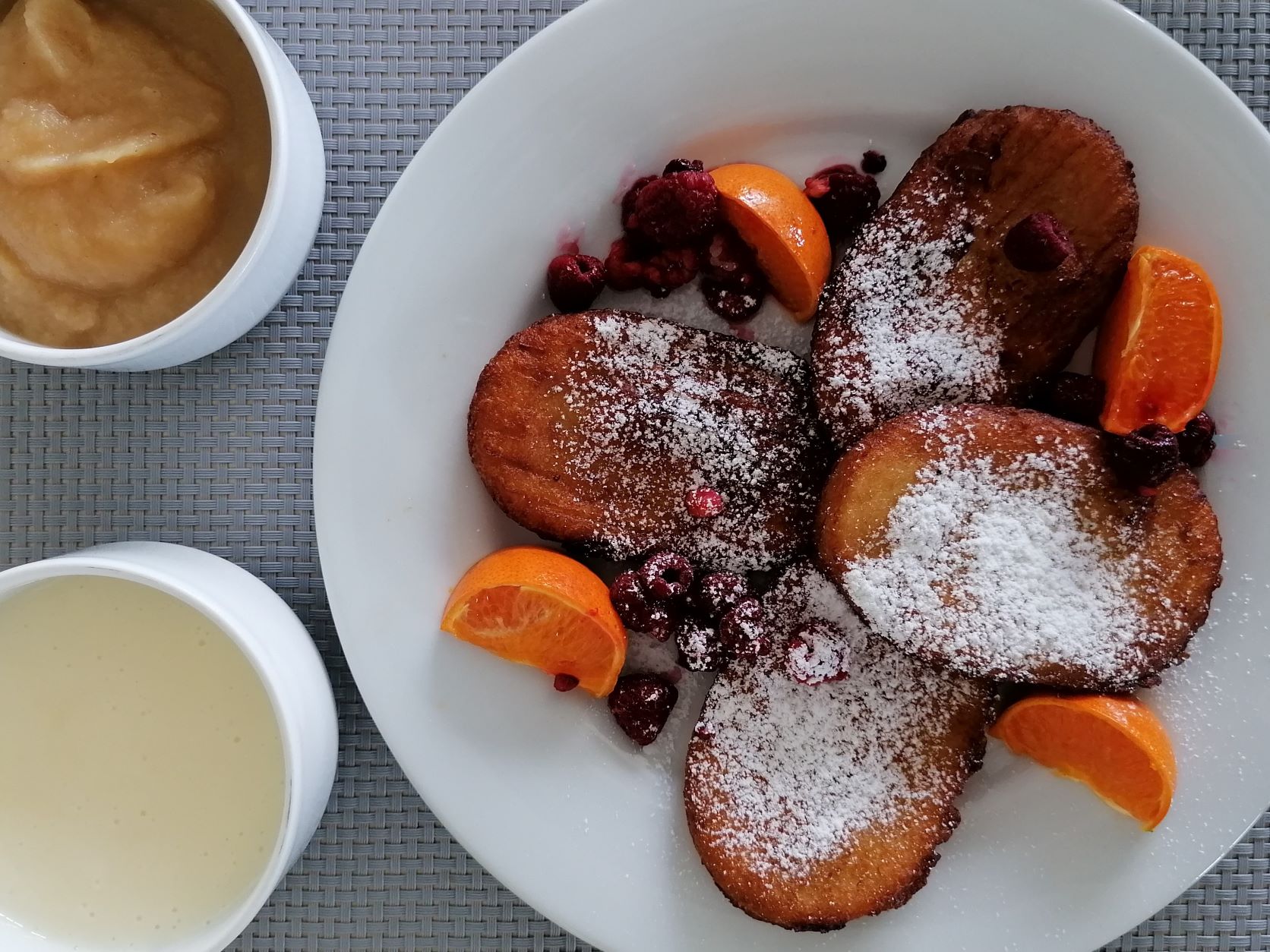 Quarkkeulchen mit Apfelmus und Vanillesauce