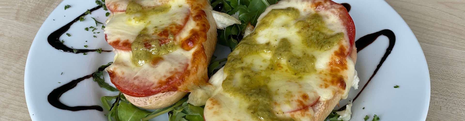 überbackenes Salamibrötchen mit Pesto